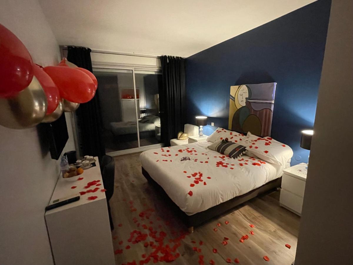 Hotel Sable Et Soleil - Port, Plage Et Jacuzzi Prive Fréjus Exteriör bild