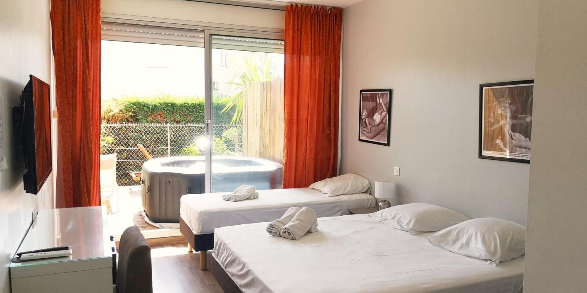 Hotel Sable Et Soleil - Port, Plage Et Jacuzzi Prive Fréjus Rum bild