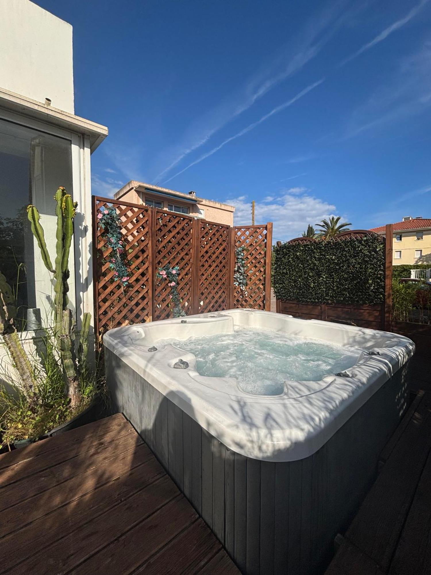 Hotel Sable Et Soleil - Port, Plage Et Jacuzzi Prive Fréjus Exteriör bild