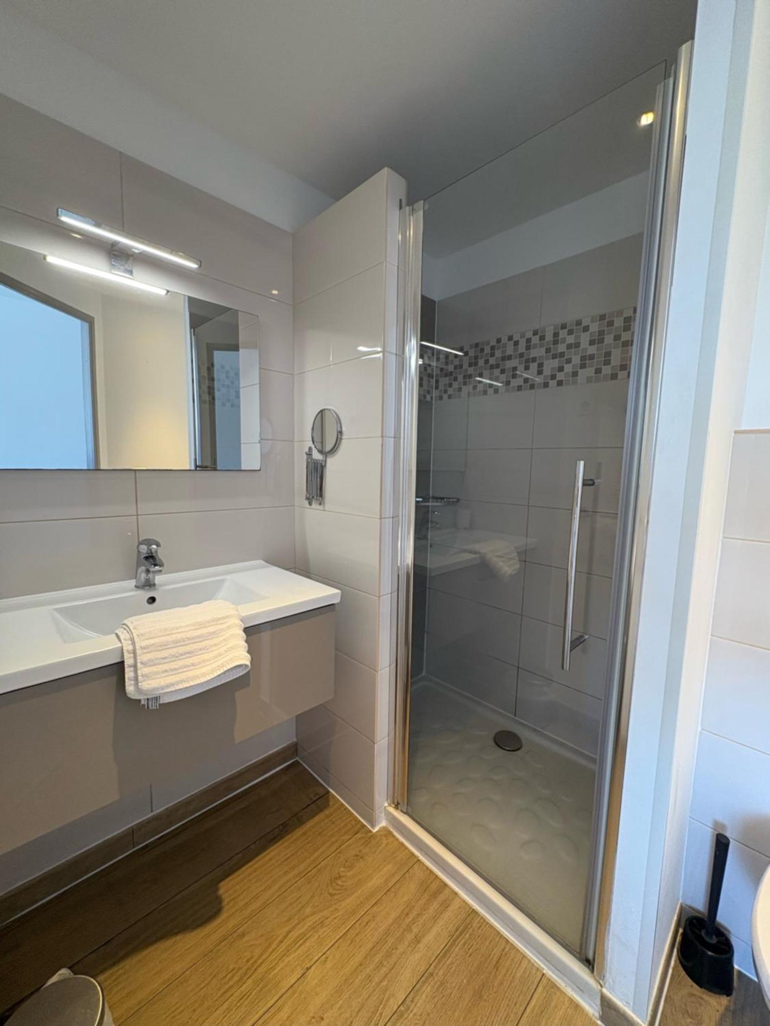 Hotel Sable Et Soleil - Port, Plage Et Jacuzzi Prive Fréjus Exteriör bild