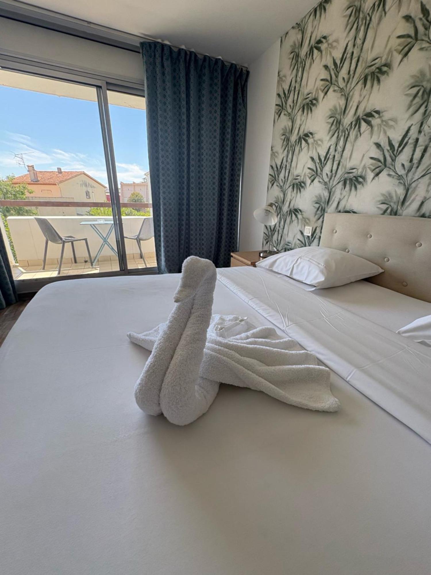 Hotel Sable Et Soleil - Port, Plage Et Jacuzzi Prive Fréjus Exteriör bild
