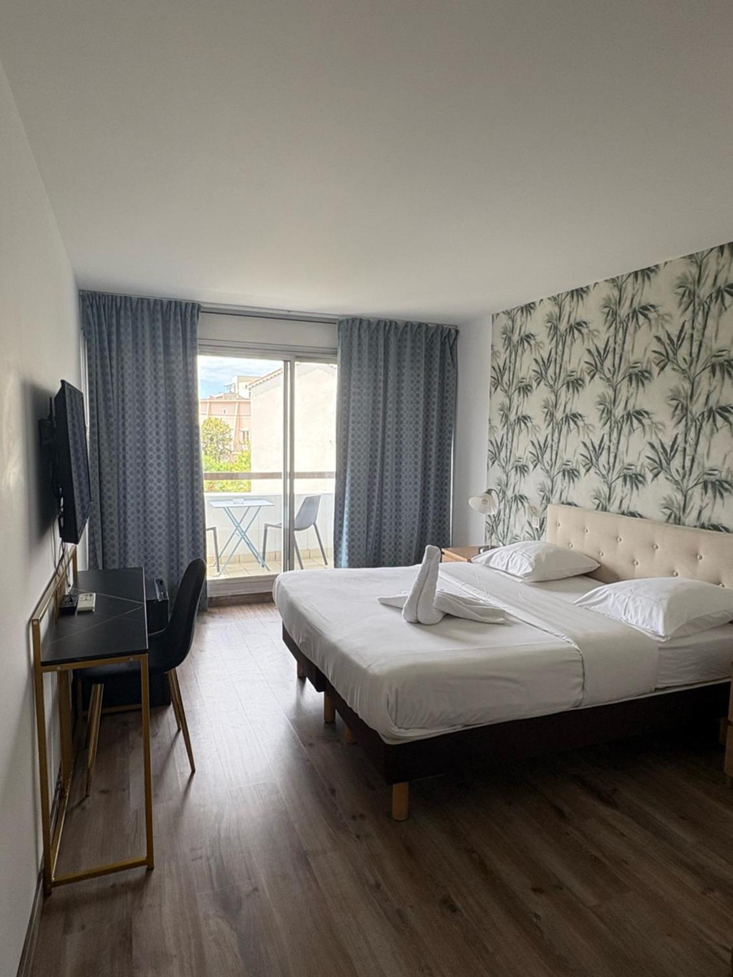 Hotel Sable Et Soleil - Port, Plage Et Jacuzzi Prive Fréjus Exteriör bild