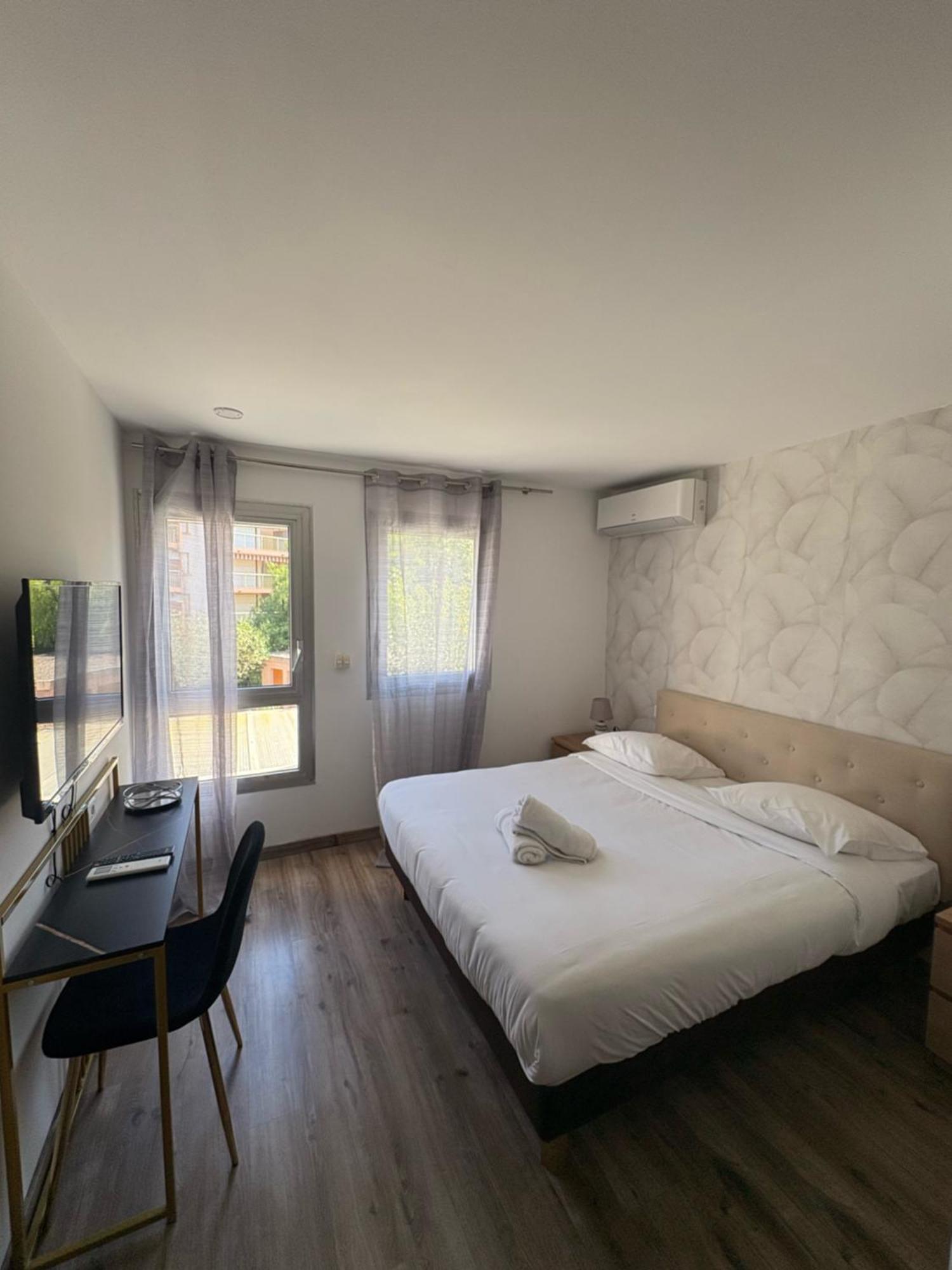 Hotel Sable Et Soleil - Port, Plage Et Jacuzzi Prive Fréjus Exteriör bild