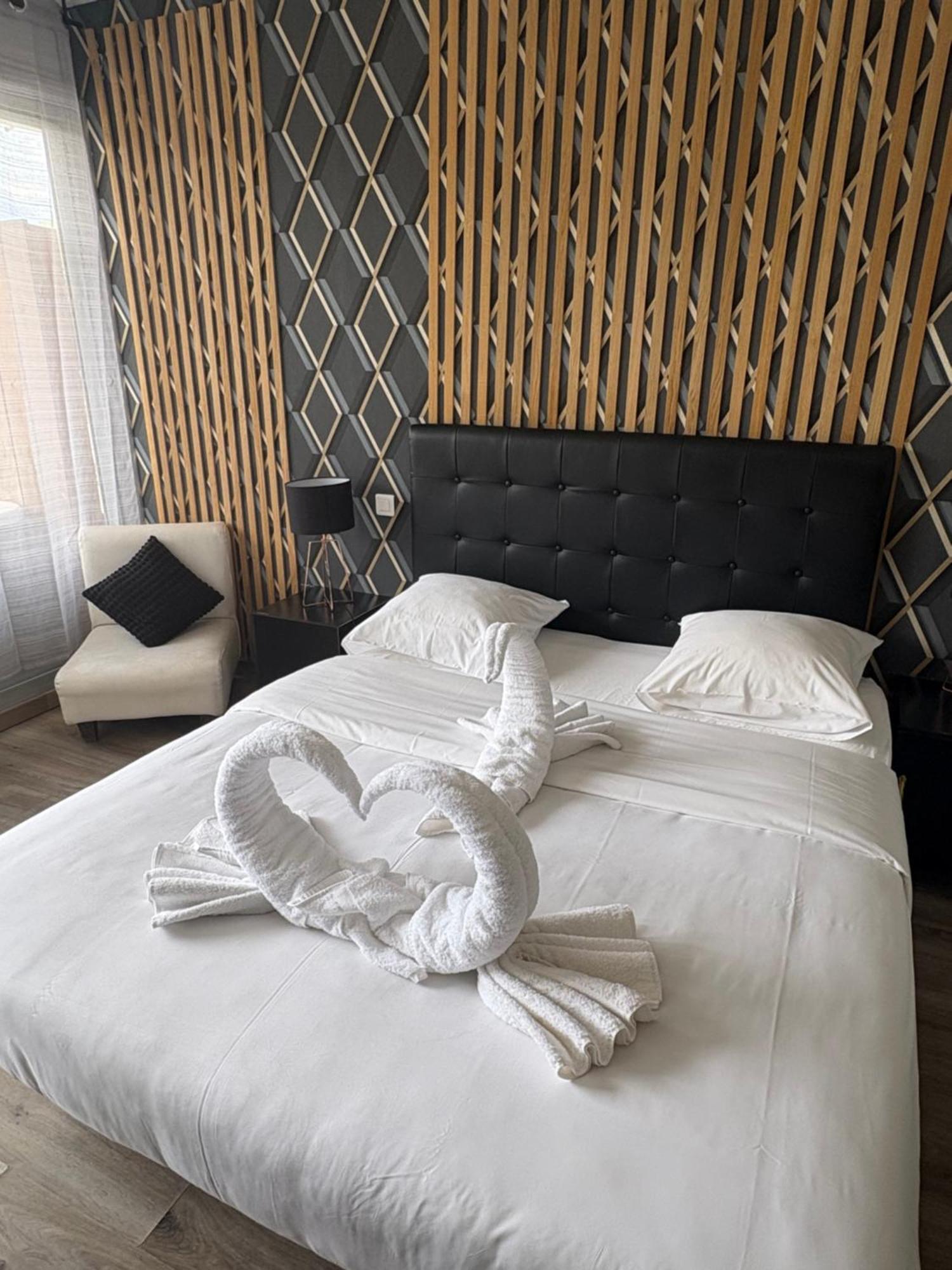 Hotel Sable Et Soleil - Port, Plage Et Jacuzzi Prive Fréjus Exteriör bild
