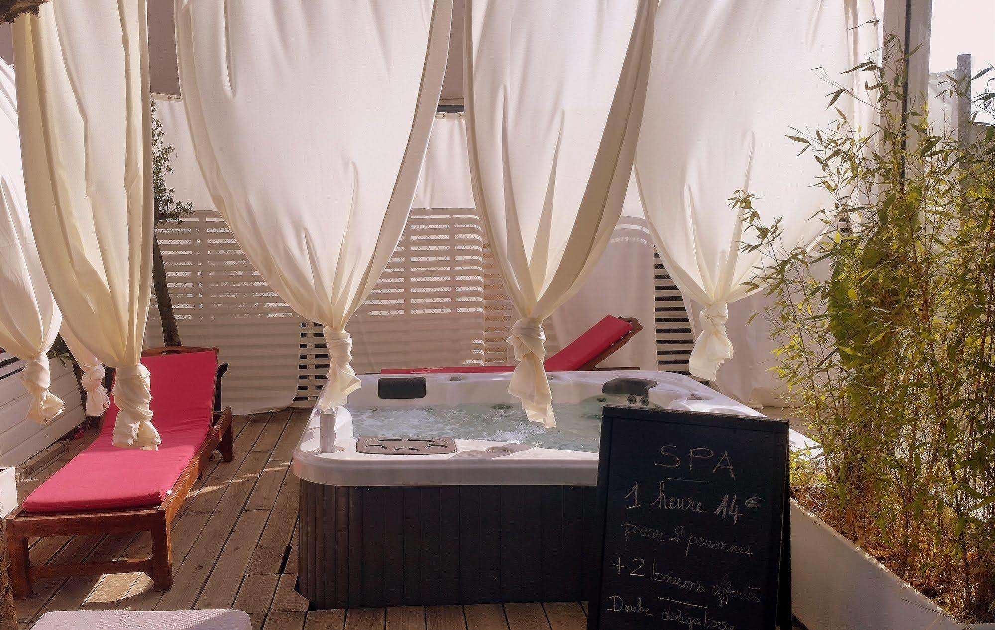 Hotel Sable Et Soleil - Port, Plage Et Jacuzzi Prive Fréjus Exteriör bild