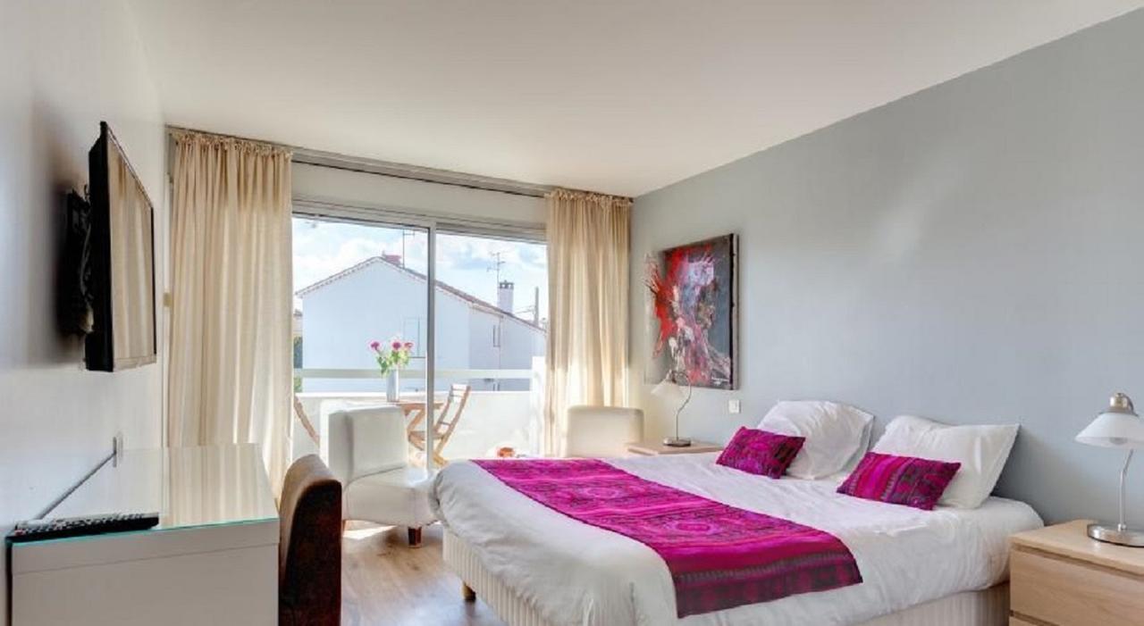 Hotel Sable Et Soleil - Port, Plage Et Jacuzzi Prive Fréjus Exteriör bild